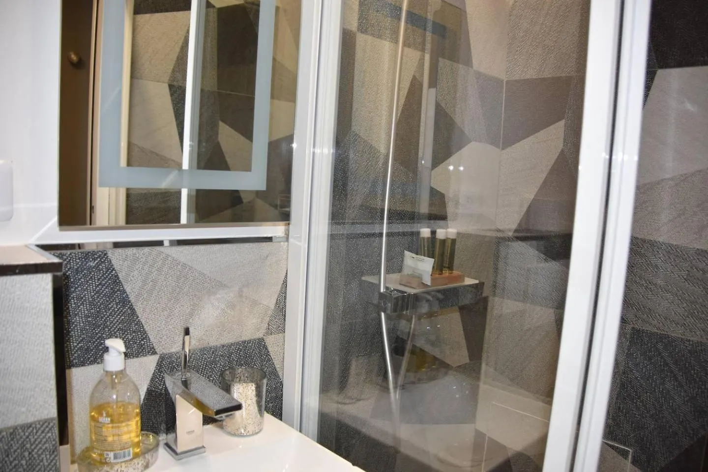 Holiday home Home In Paris Eiffel Tower & Champs Elysees France