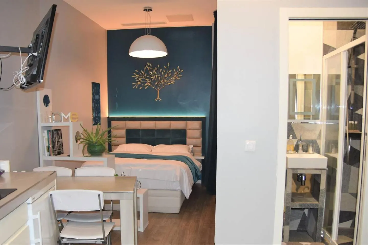 Holiday home Home In Paris Eiffel Tower & Champs Elysees France